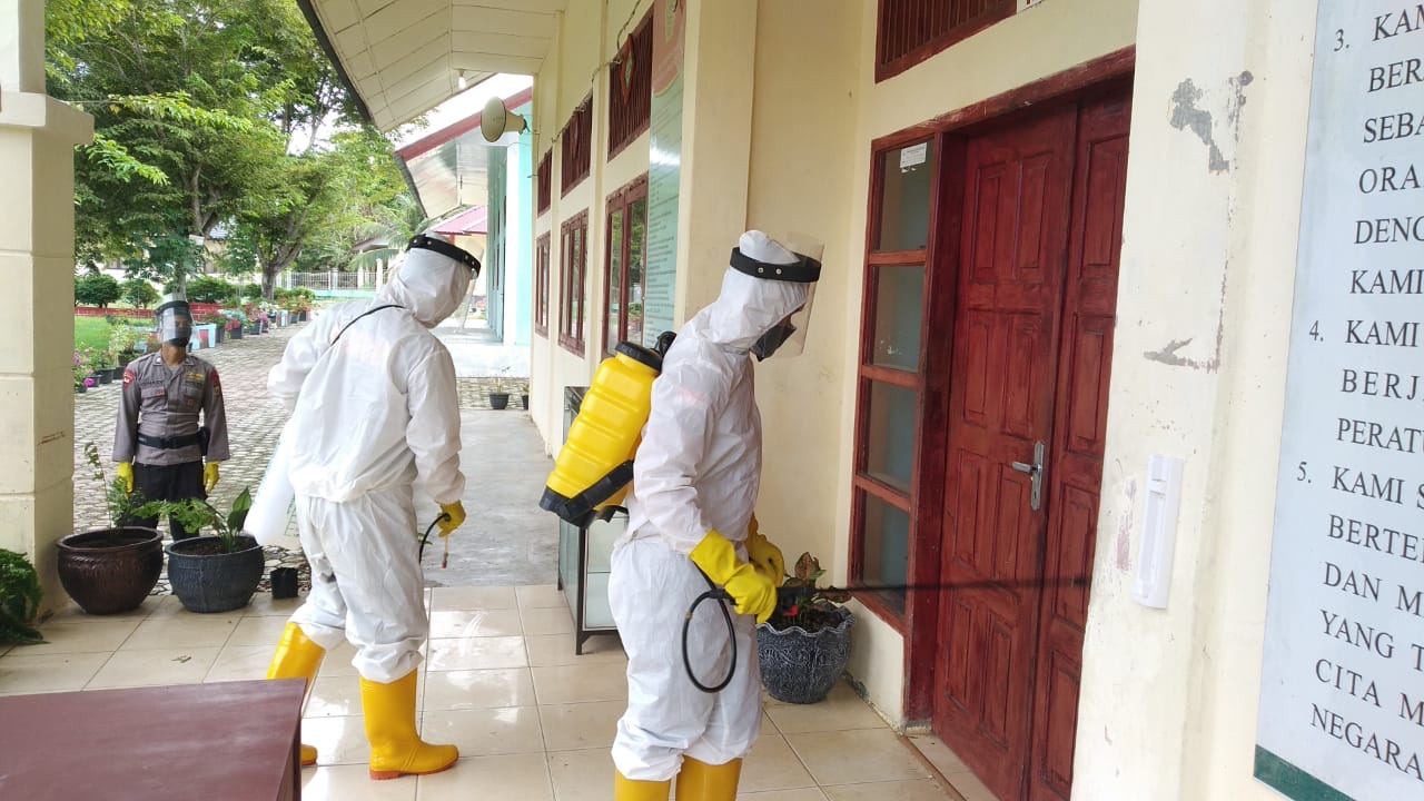 Brimob Aceh kembali melakukan penyemprotan Disinfektanisin Di Sekolah