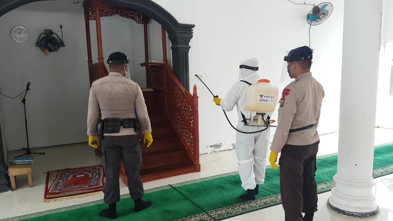 Menyambut New Normal Kompi 4 Brimob Calang semprot Disinfektan di tempat Ibadah