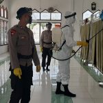New Normal Bakti Kompi 4 Brimob Semprot Disinfektan Di Masjid AL ISTIQAMAH