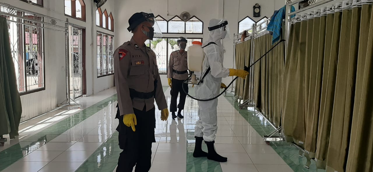 New Normal Bakti Kompi 4 Brimob Semprot Disinfektan Di Masjid AL ISTIQAMAH