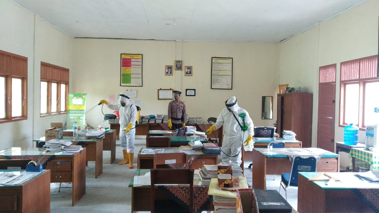 Brimob Aceh Melakukan Penyemprotan Disinfektan Di Sekolah