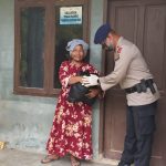 Dalam Rangka Memutus Mata Rantai Covid- 19, Batalyon C Pelopor Melaksanakan Penyemprotan Disinfektan dan Membagikan Sembako