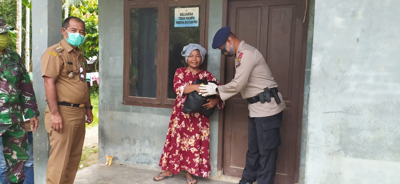 Dalam Rangka Memutus Mata Rantai Covid- 19, Batalyon C Pelopor Melaksanakan Penyemprotan Disinfektan dan Membagikan Sembako