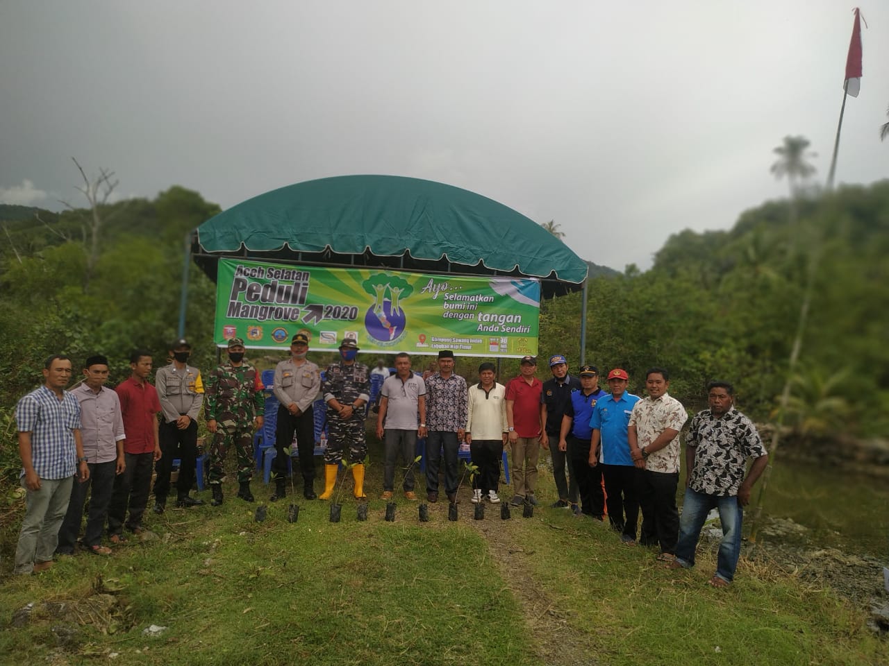 TDC dan Perangkat Gampong Sawang Indah Tanam Bibit Mangrove