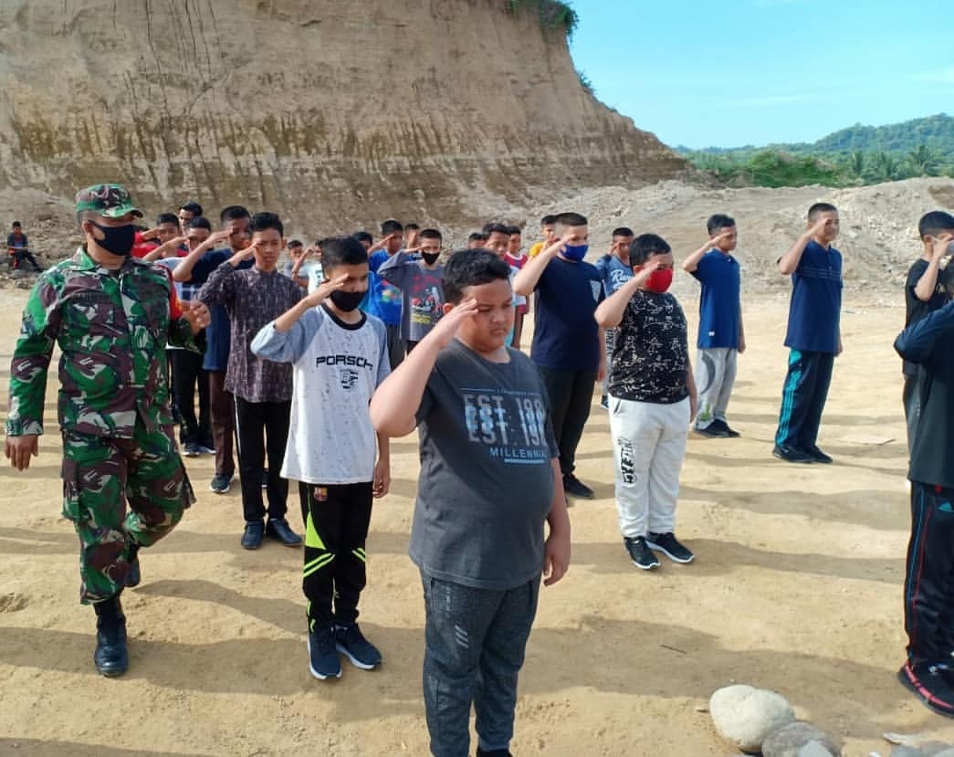 Bentuk Mental Murid Pesantren Ulumul Quran Babinsa Koramil 06/Peusangan Latih PBB