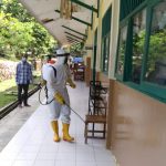 BRIMOB ACEH LAKUKAN PENYEMPROTAN DISINFEKTAN DI SMP ACEH BESAR