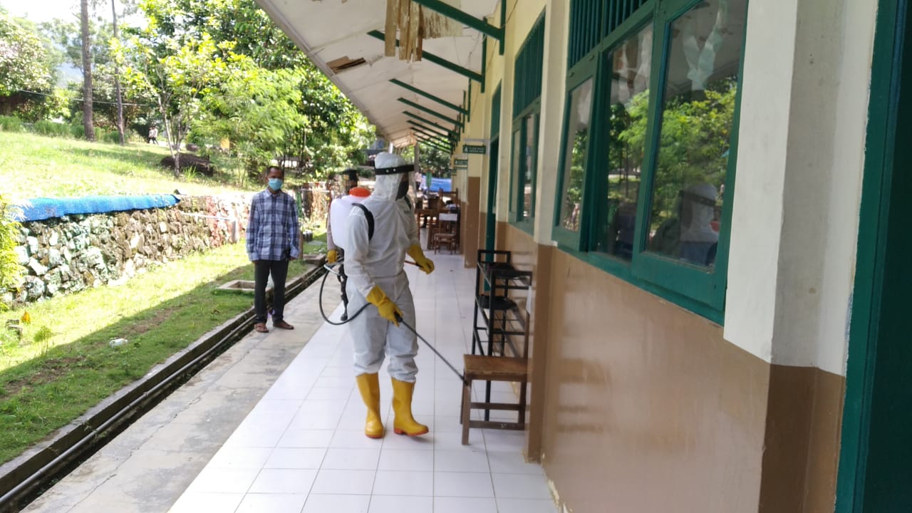 BRIMOB ACEH LAKUKAN PENYEMPROTAN DISINFEKTAN DI SMP ACEH BESAR