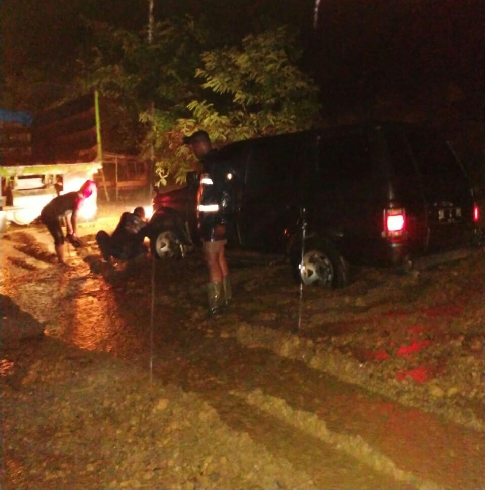 Jalan Nasional Banda Aceh-Meulaboh Longsor Lalu Lintas Macet Total