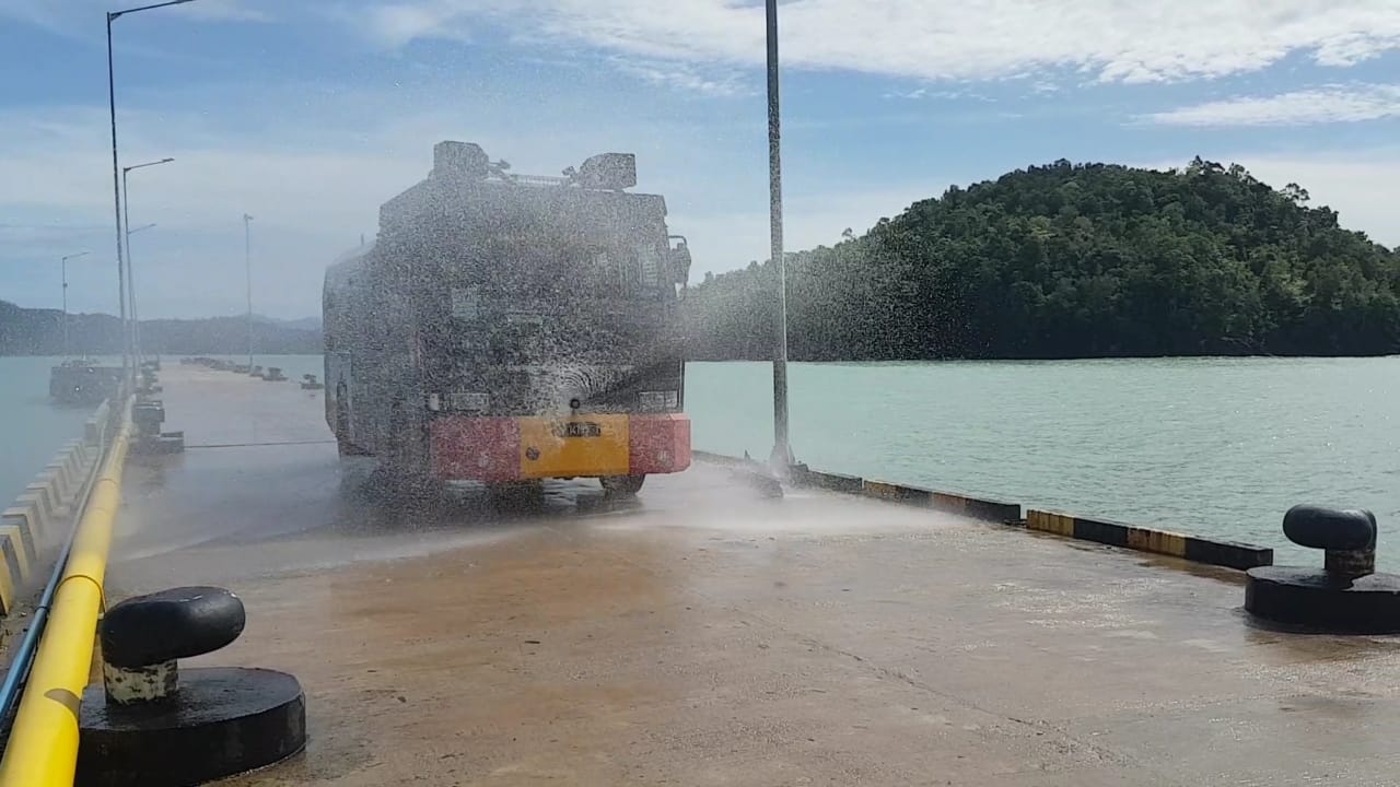 Brimob Kompi 4 Calang Semprot Disinfektan Di Pelabuhan Kota Calang