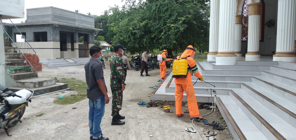 Brimob Aceh Bakti Sosial Penyemprotan Disinsfektan Di Lingkungan Mesjid