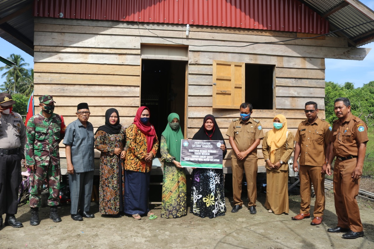 Ketua TP-PKK Aceh Selatan Serahkan Zakat dan Bantuan Rehab Rumah Kepada Lansia dan Fakir Miskin