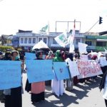 Mahasiswa Gelar Aksi Demo di Depan Gedung DPRK