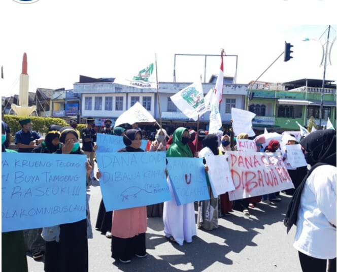 Mahasiswa Gelar Aksi Demo di Depan Gedung DPRK