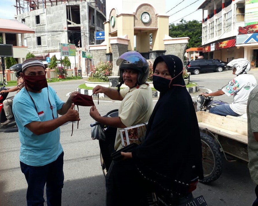 DPC LSM Cerdas Bangsa Aceh Selatan Bagi – Bagi Masker Kepada Warga