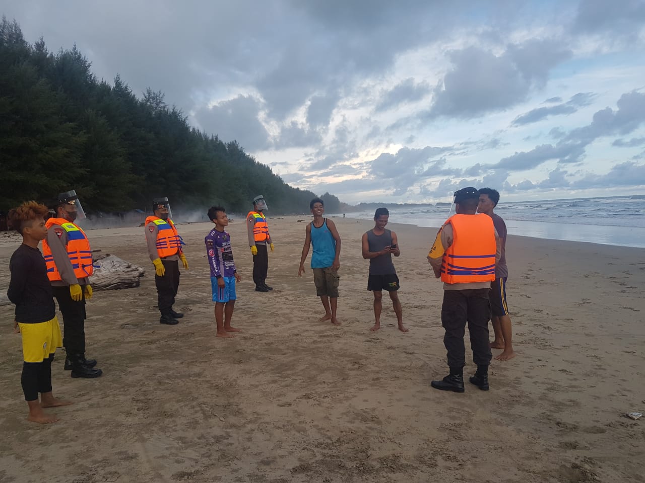 Brimob Kompi 4 Calang Melaksanakan Patroli Pantai
