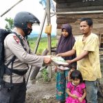 Brimob Aceh Bagikan Sembako Kepada Masyarakat Aceh Besar