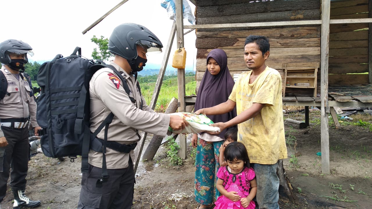 Brimob Aceh Bagikan Sembako Kepada Masyarakat Aceh Besar