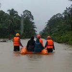 Personil Brimob Evakuasi Korban Banjir Kota Bahagia