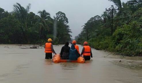 Personil Brimob Evakuasi Korban Banjir Kota Bahagia