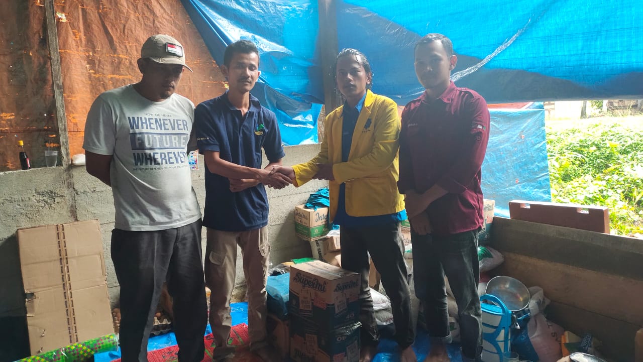 Mahasiswa Salurkan Bantuan Untuk Korban Kebakaran Rumah di Trumon Tengah