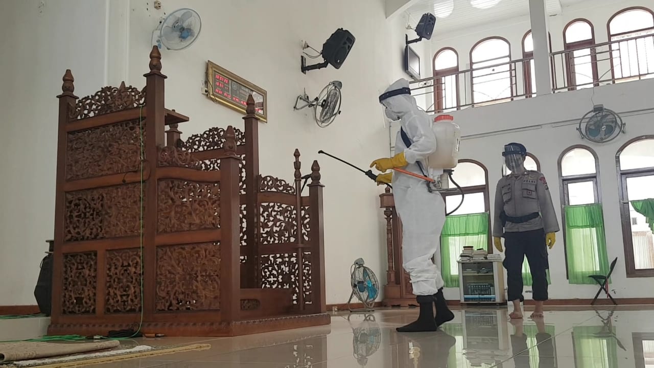 Dalam Rangka Menyambut Shalat Hari Raya IDUL ADHA 1441 H BRIMOB KOMPI 4 Disinfektan Tempat Ibadah