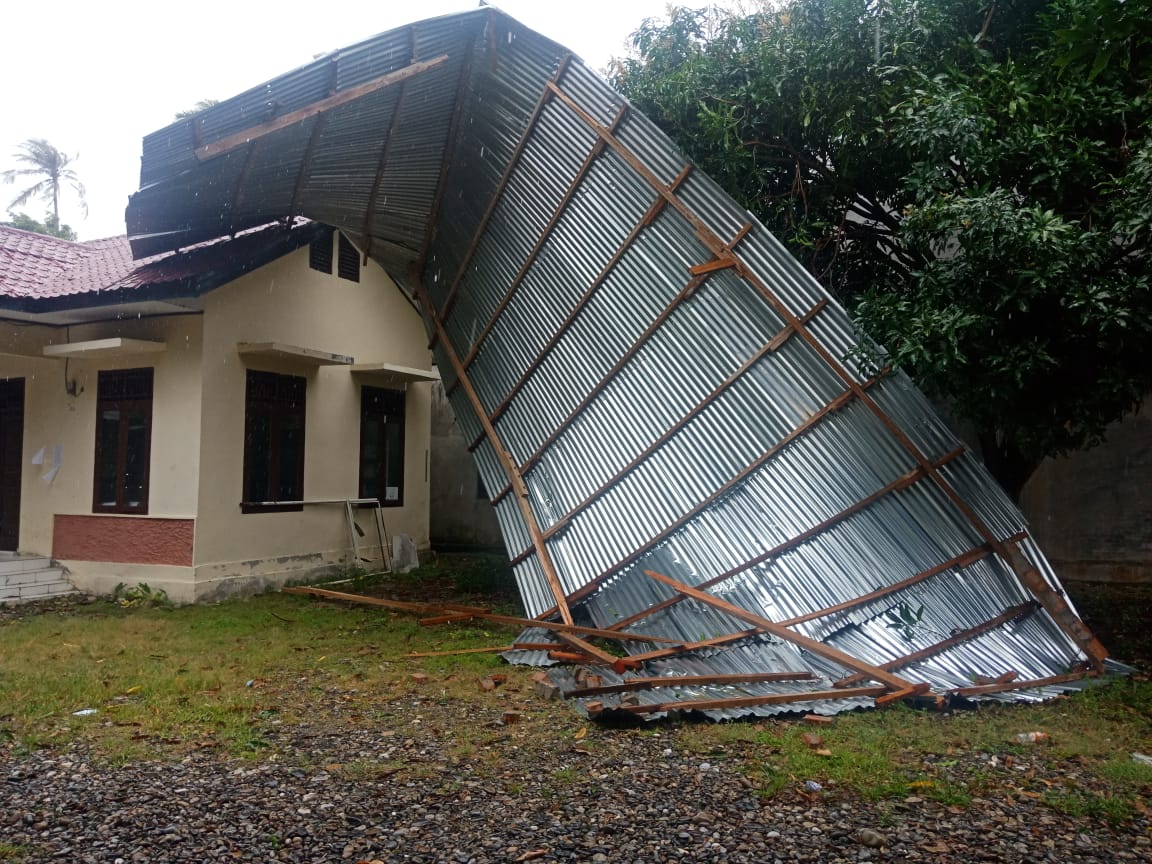 Atap Ruko Milik Warga di Abdya Diterjang Angin Badai