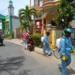 Perangkat Gampong Hilir Semprot Cairan Disinfektan di Tempat Umum