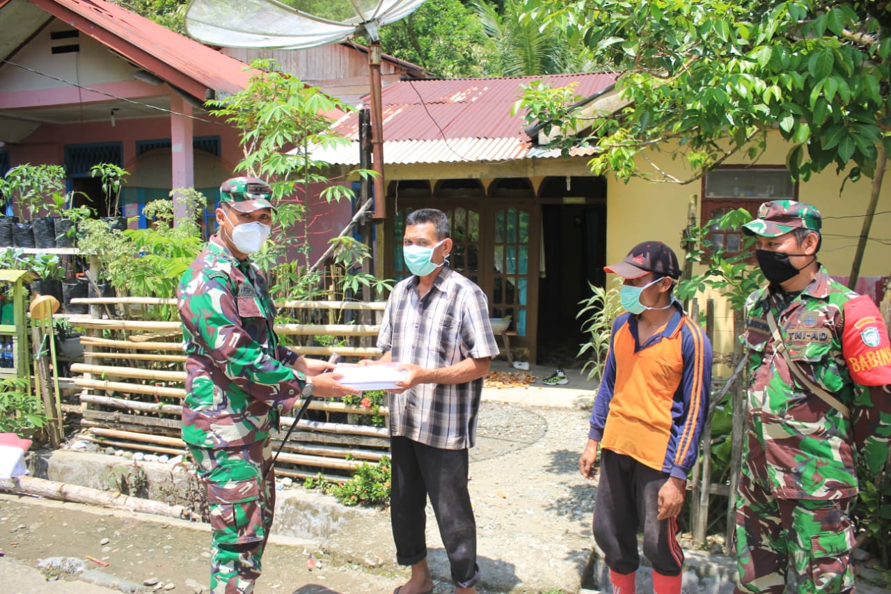 Dandim 0107/Asel Gelar Komsos dan Bagi – Bagi Bendera Merah Putih Kepada Masyarakat Panton Luas