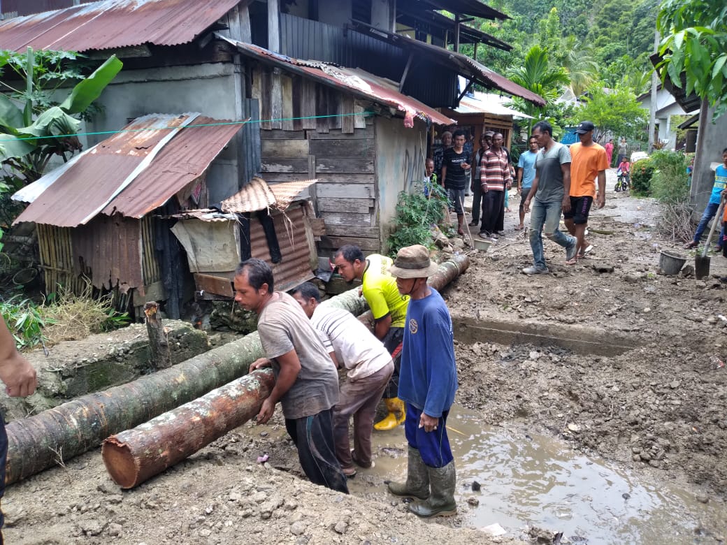 Warga Gampong Air Pinang Bangun Jembatan Darurat Dari Pohon Kelapa