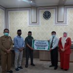 Pemimpin PT Bank Aceh Syariah Cabang Tapaktuan, Serahkan Bantuan Dana CSR Untuk Bazis Aceh Selatan