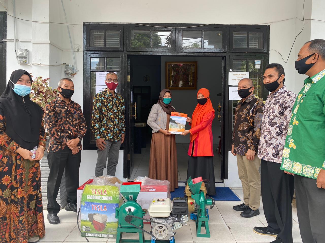 Kelompok Masyarakat Terima Bantuan Social Dari Disdagperinkop dan UKM Aceh Selatan