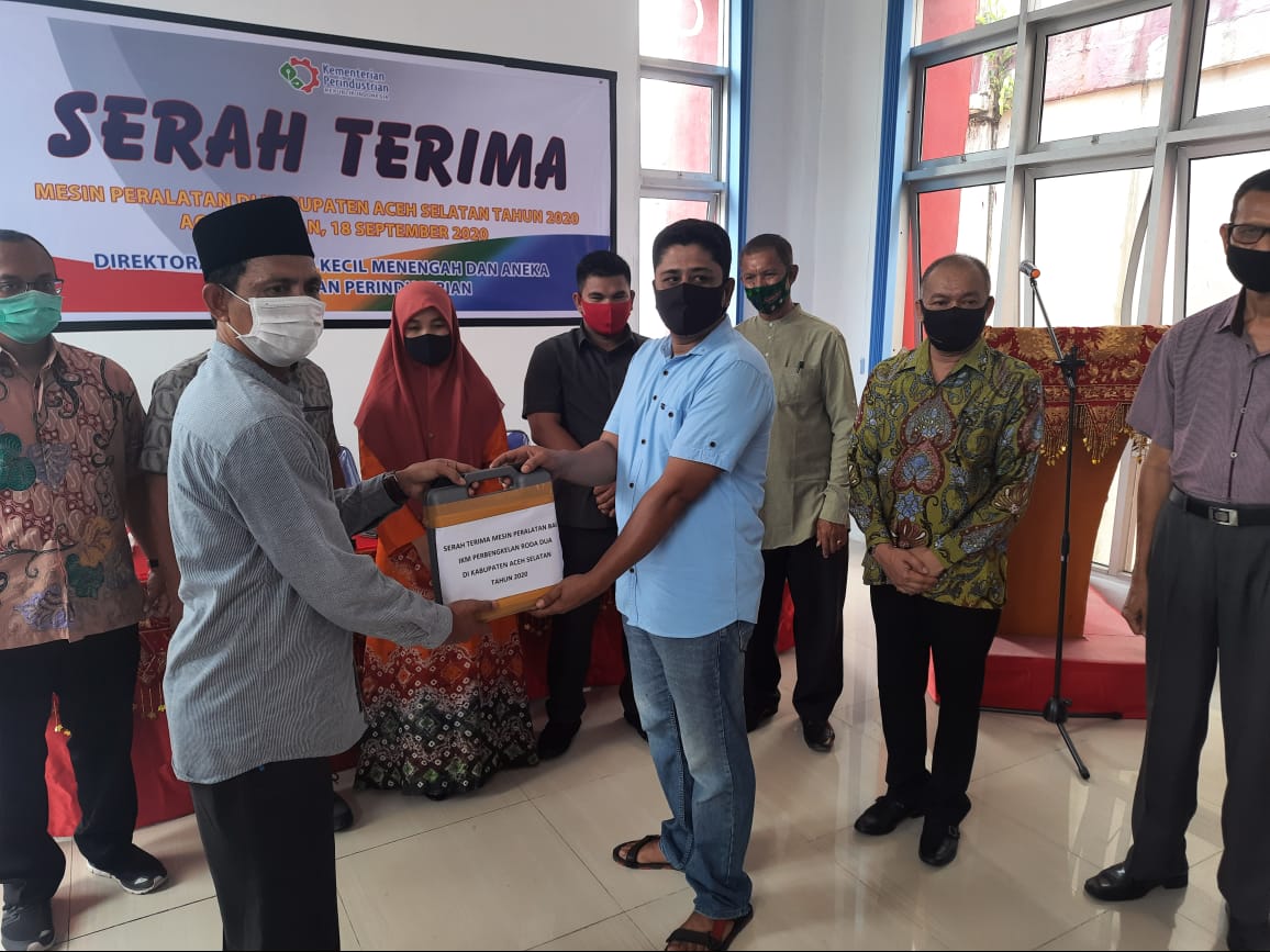 Sejumlah Pelaku IKM di Aceh Selatan Terima Bantuan Peralatan Kerja