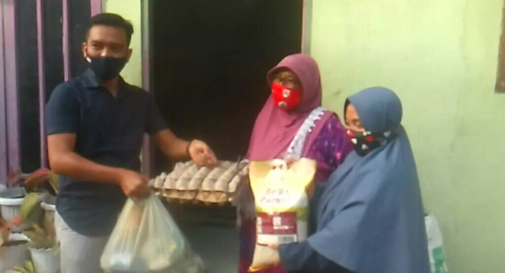 Alumni SMAN 1 Tapaktuan Salurkan Paket Sembako Kepada Warga Terdampak Covid-19