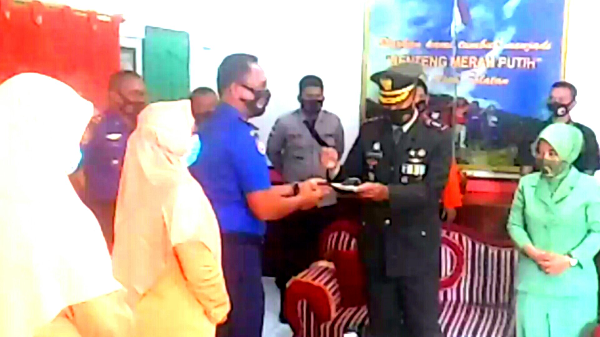 HUT TNI Ke-75, Kodim 0107/Aceh Selatan Mendapat Kejutan Kue Ulang Tahun Dari BPBD