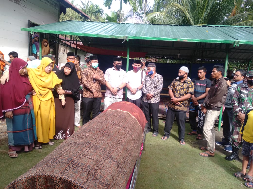 Jenazah Almarhum Zulman Tiba di Rumah Duka, Disambut Isak Tangis Keluarga