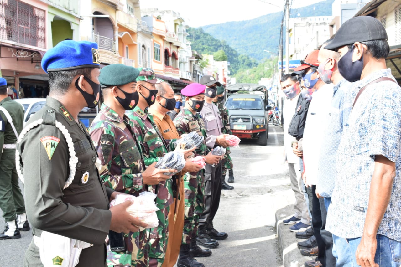 Semarakkan HUT TNI Ke-75, LSM dan Wartawan Bagi – Bagi Masker Kepada Warga