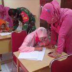 Personil Brimob Aceh Bantu Anak – Anak Dalam Proses Belajar Online