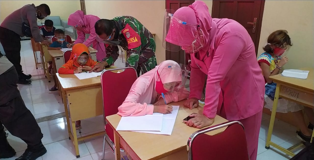 Personil Brimob Aceh Bantu Anak – Anak Dalam Proses Belajar Online