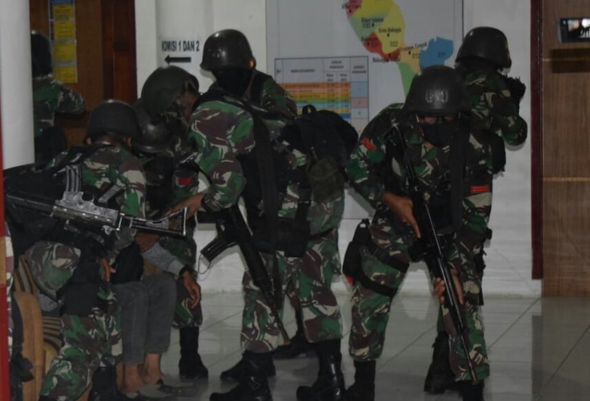 Pasukan Raider Berhasil Bebaskan “Sandera” di Gedung DPRK Aceh Selatan