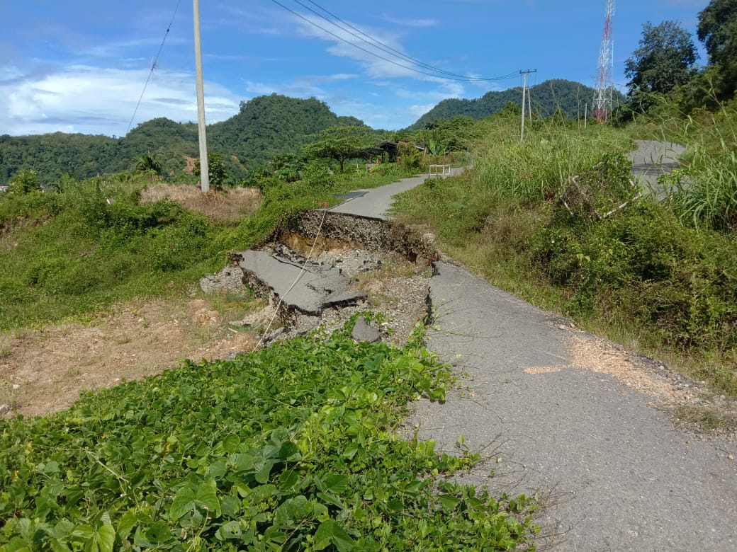 Dinas PUPR Aceh Selatan Terkesan Abaikan Longsoran Badan Jalan Puncak Geumilang