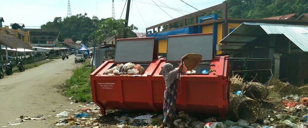 Warga Gampong Hilir Keluhkan Bau Sampah di Pasar Inpres Tapaktuan