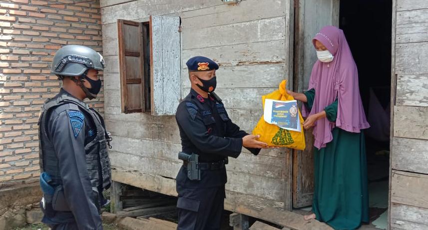 Brimob Polda Aceh Salurkan Sembako Kepada Warga Trumon Raya