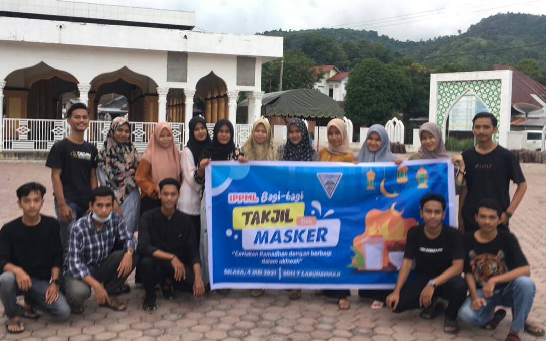 Mahasiswa Labuhanhaji Bagi – Bagi Takjil dan Masker Kepada Warga