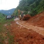 Meterial Longsor Timbun Badan Jalan di Kluet Timur