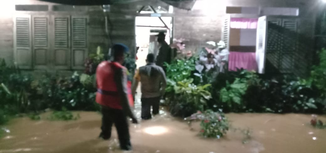 Brimob Aceh Melakukan Patroli Banjir Dan Menyalurkan Sembako Di Pasie Raja