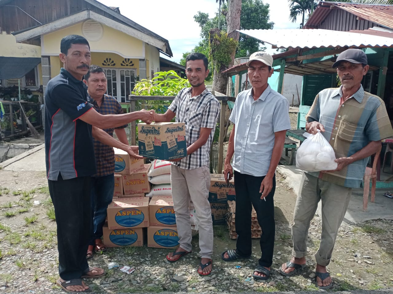 Salurkan Bantuan Kemanusiaan Kepada Korban Abrasi Di Keude Padang, Fachrul Razi meminta Pemerintah Fokus Selamatkan Daerah Rawan Bencana