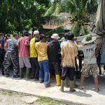 Lanal Simeulue Melakukan Pembersihan Pantai dan Pengecatan Rumah Warga