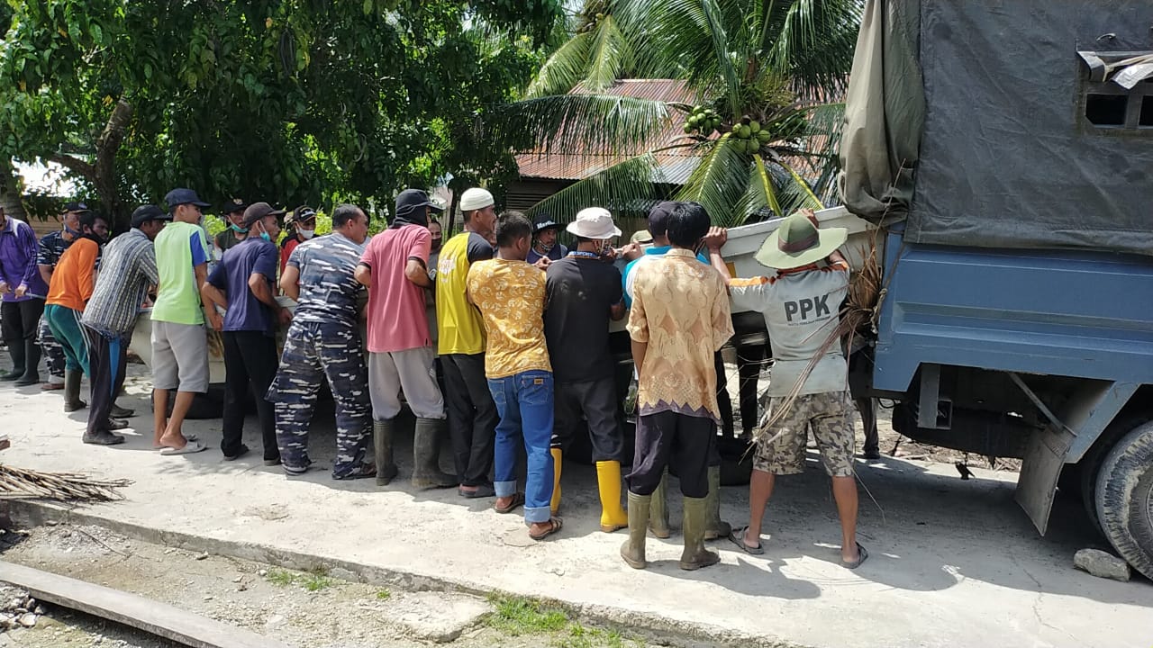 Lanal Simeulue Melakukan Pembersihan Pantai dan Pengecatan Rumah Warga
