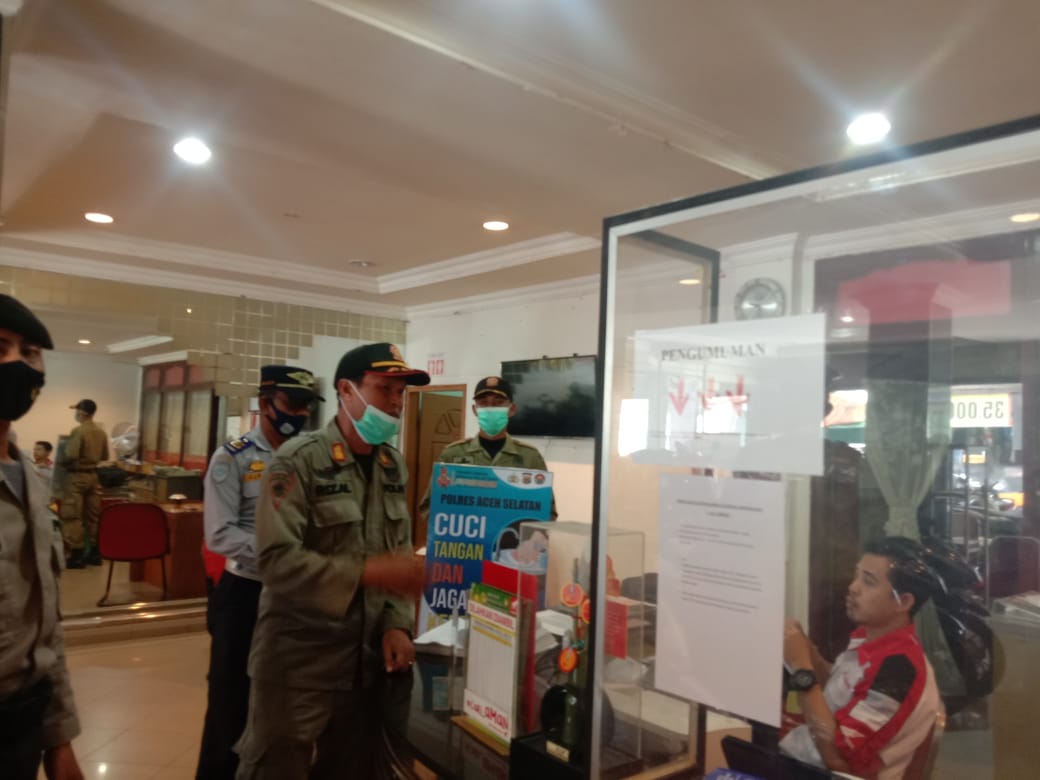 Tim Gabungan Disiplinkan Protkes Di Fasilitas Publik, Plt Kadiskes Aceh Selatan : Aceh Selatan Zona Orange