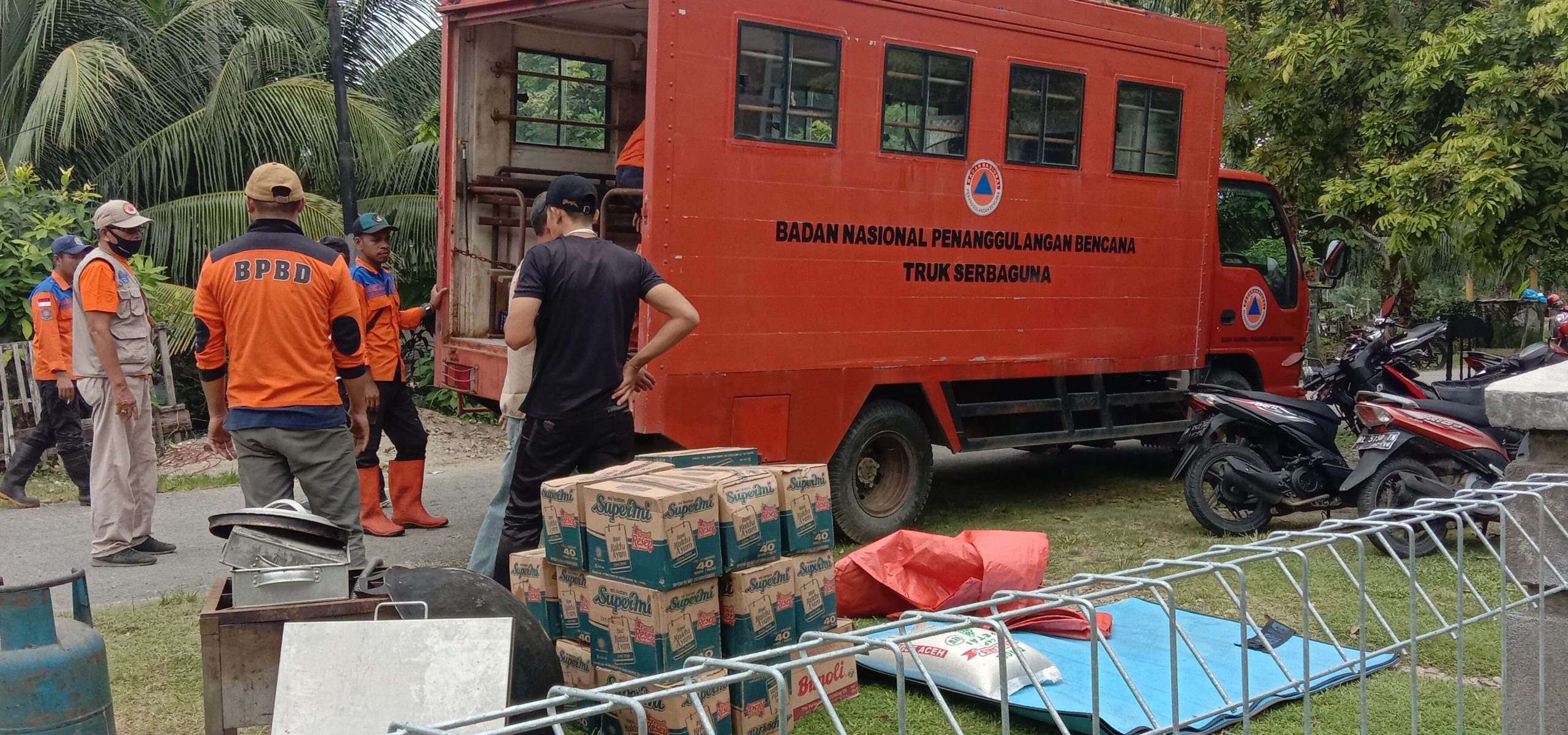 Terdampak Abrasi Sungai Kluet, Enam Rumah Warga Kedai Padang Kembali Di Bongkar, BPBD  Dirikan Posko dan Salurkan Logistik